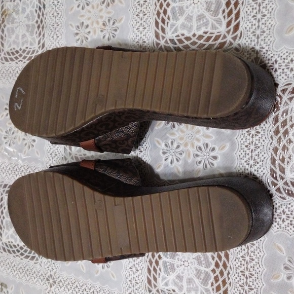 GBG Los Angeles Brown Slide Sandals - Picture 5 of 5